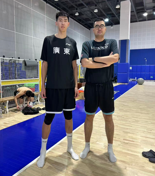 39岁张兆旭近况:转型当教练,2米2依旧强壮,娶1米5娇妻很幸福|杨翰森|上海男篮|篮板|杨瀚森|姚明_新浪体育_新浪新闻