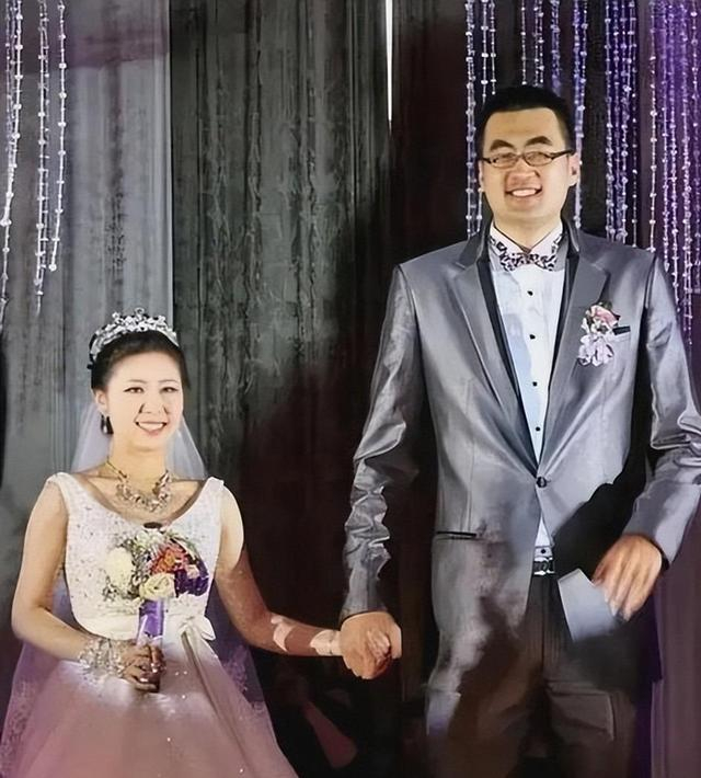 39岁张兆旭近况：转型当教练，2米2依旧强壮，娶1米5娇妻很幸福|杨翰森|上海男篮|篮板|杨瀚森|姚明_新浪体育_新浪新闻