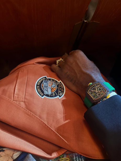 詹姆斯社媒晒出名人堂夹克：哦耶！我们进入名人堂了